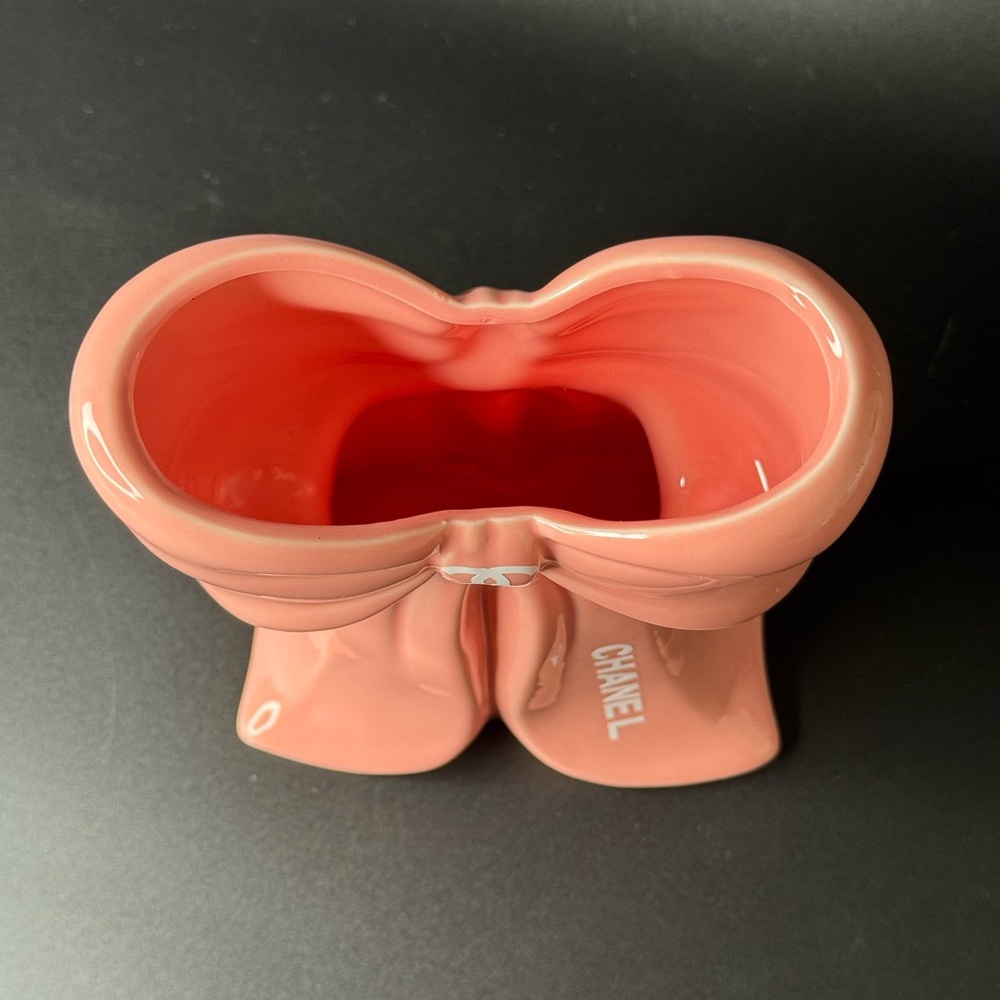 CHANEL Pink Bow Vase - Picture 6 of 6